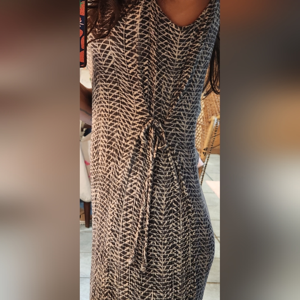 Vintage dress. The fabric stretches,so it fits an extra small to a medium size. - Picture 2 of 8